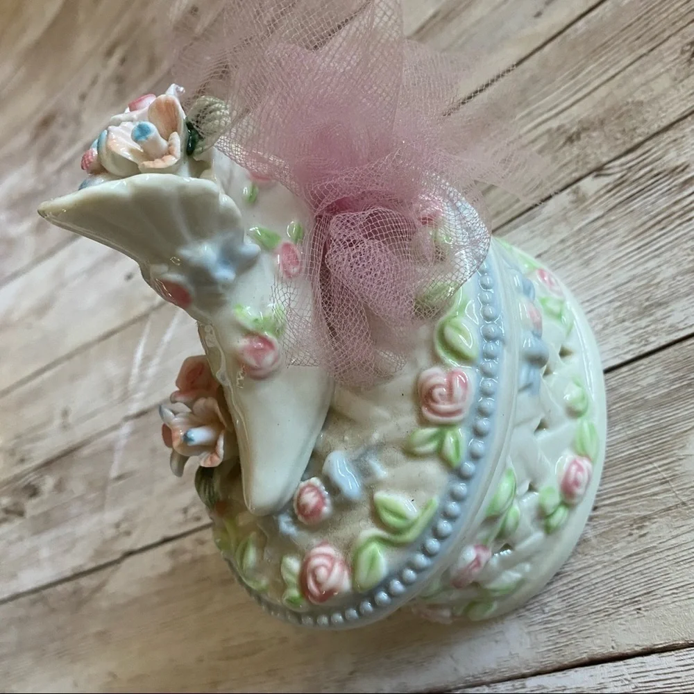 BRIDAL JEWELRY BOX WITH BRIDAL PRINCESS BOOT FLOWERS AND RIBBON